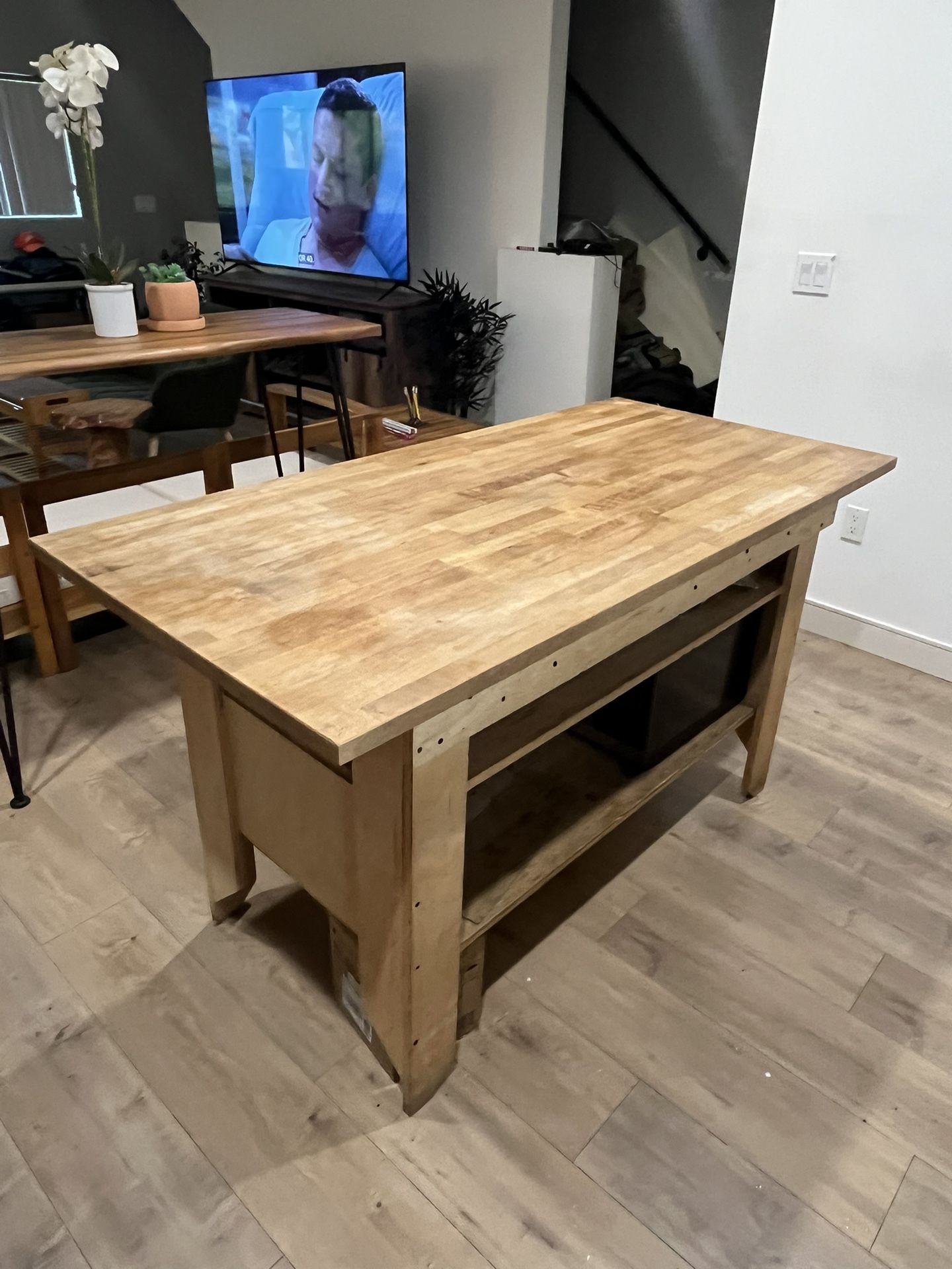 Very Nice Kitchen Table With Lots Of Storage