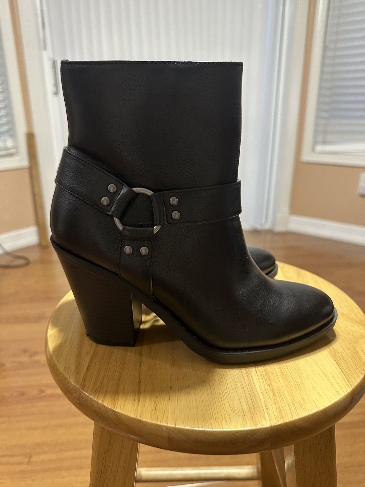 Women’s boots size 7