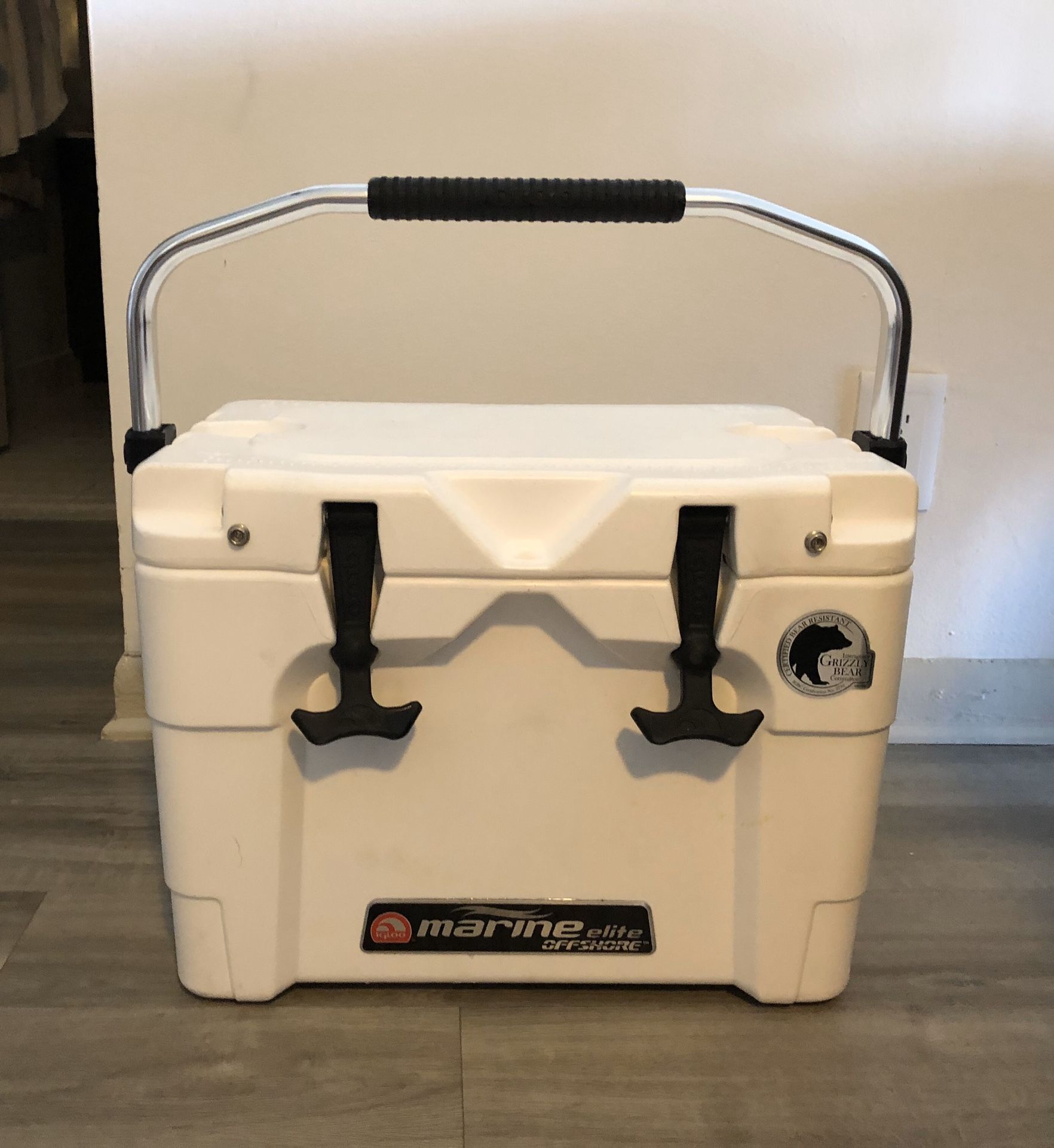 Igloo Marine elite offshore cooler for Sale in Fort Lauderdale, FL