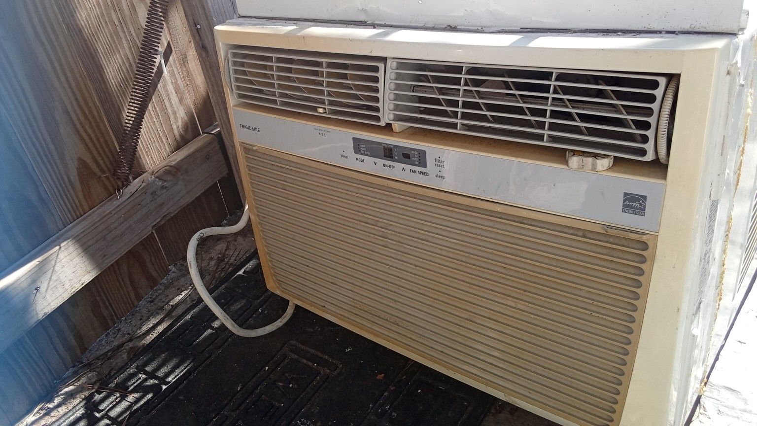 Frigidaire 25000 BTU Air Conditioner Works Perfect Been In Storage Can Check It Out Before You Buy It