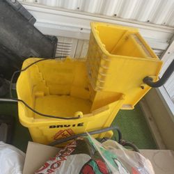 Brute Mop Bucket And Mop With 2 Extra Mop Heads