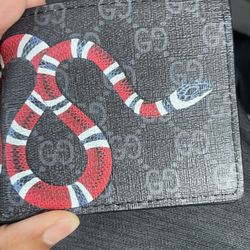 Gucci Kingsnake Wallet iconic Kingsnake print on a background of black GG supreme canvas. 