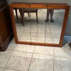 Tri-fold Bathroom Medicine Cabinet. Mirrored. 
