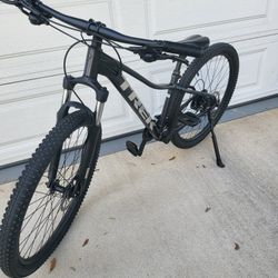 Trek Mountain Bike  Size Adult Small Wheels 27.5 Multiple Speeds  Hydraulic Disc Brakes  Fast Easy Up Seat Post 
