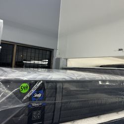 QUEEN SIZE SEALY POSTUREPEDIC PLUS MATTRESS & BOX SPRING BED SET