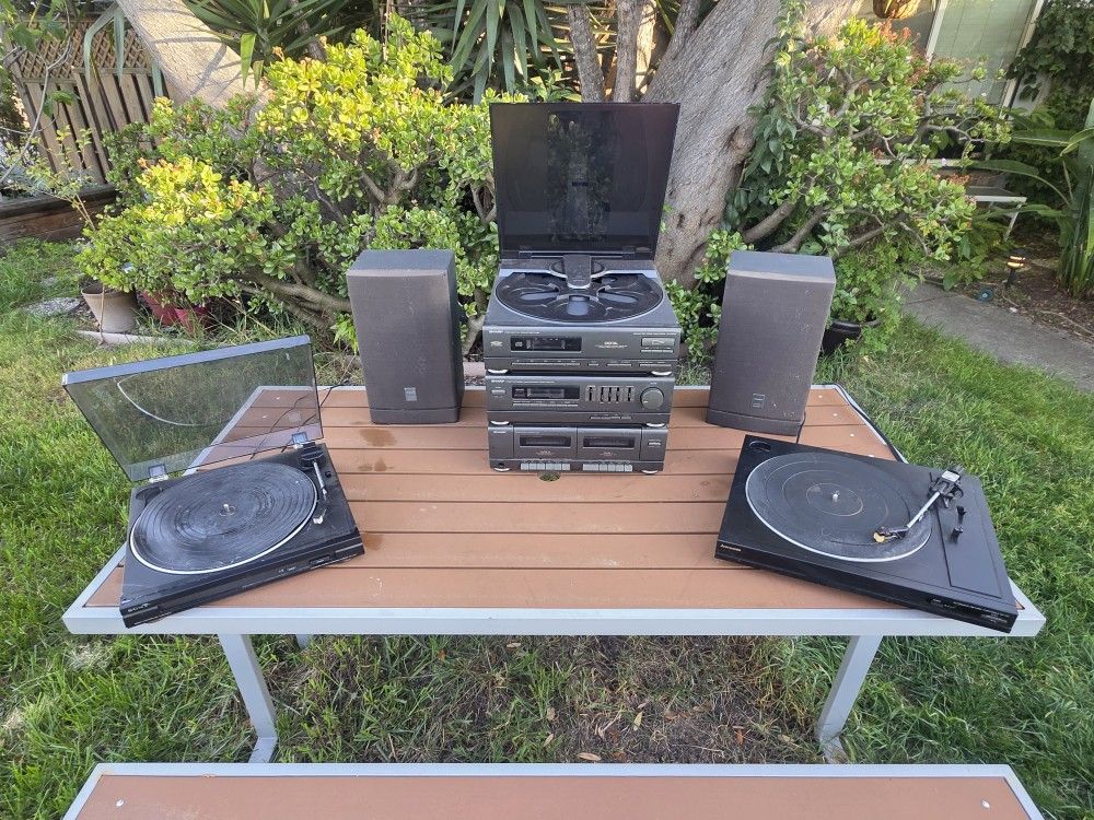 Vintage Stereo & Turntable