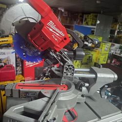MILWUAKEE M18 FUEL BRUHLESS 7-1/4 SLIDING MITER SAW TOOL ONLY 