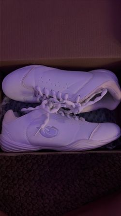 Cheer shoes