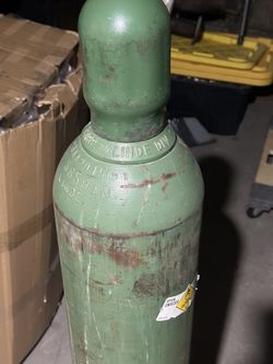 Full Oxygen Compressed Gas Tank 