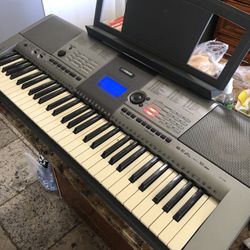 Yamaha YPT-400 Electric Keyboard