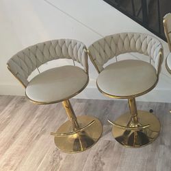 2 barstools