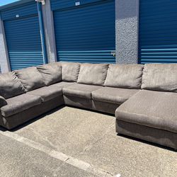 LIKE NEW ❗️ASHLEY FURNITURE ❗️HUGE BEIGE SECTIONAL COUCH 🛋  ❗️❗️ FREE DELIVERY 🚚❗️ 