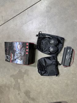 Wireless headphones with transmitter