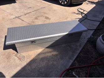 Aluminum tool box, full size pickup
