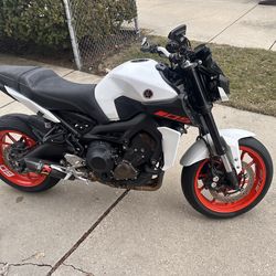 2020 Yamaha MT-09 – 4,738 Miles – Akrapovic Race Exhaust + Flame Tune