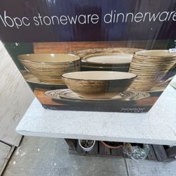 Stoneware Dinnerware (16 pcs)