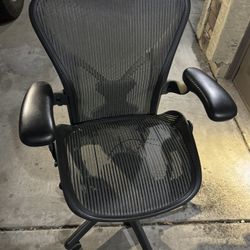 Herman Miller Aeron- B Desk Office Gaming Chair