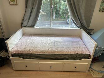 Ikea Hemnes daybed with 2 mattresses and sheets