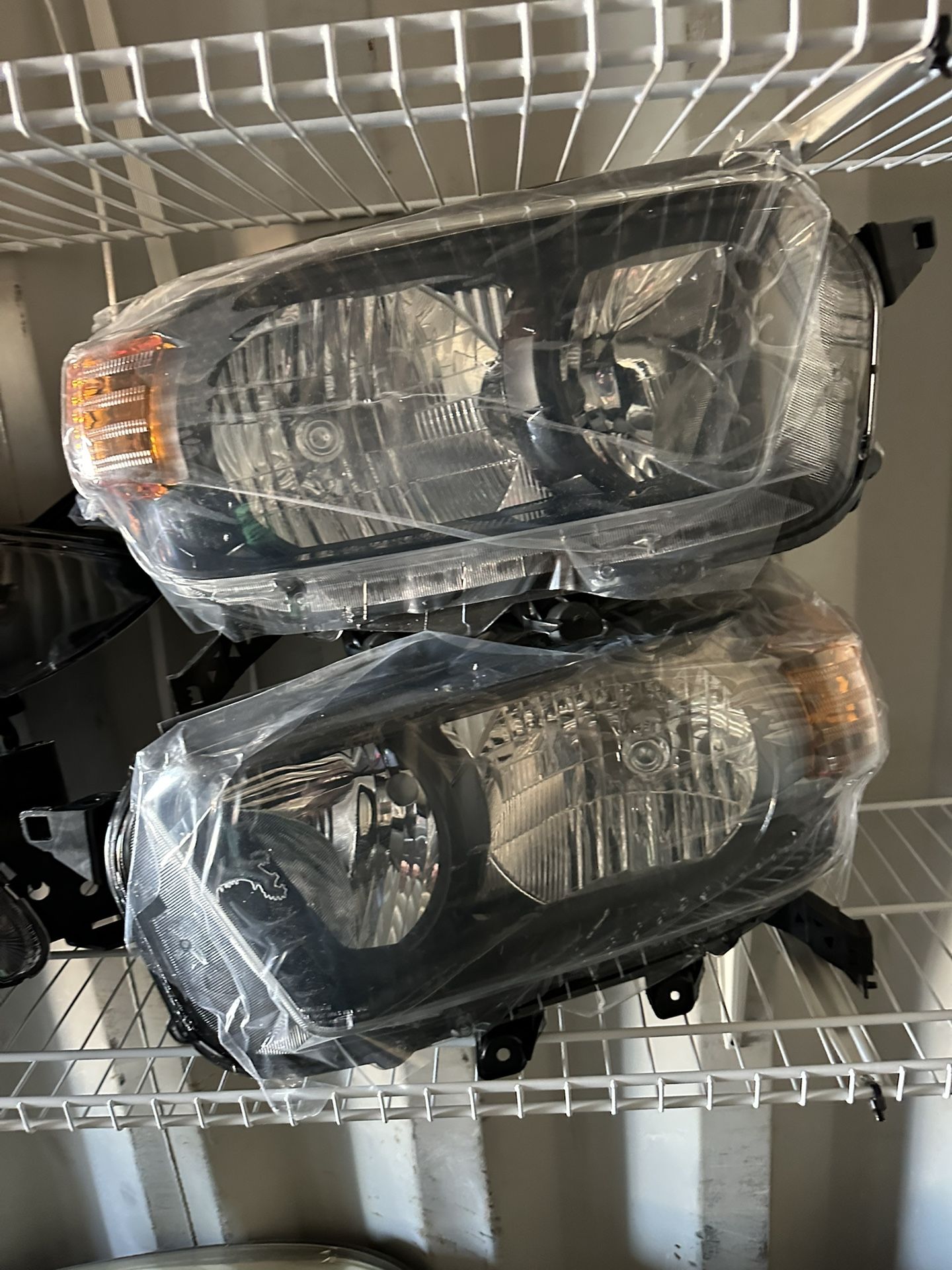 10-13 Toyota 4Runner Headlights New
