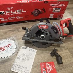 Milwaukee M18 FUEL 18V Lithium-Ion Cordless 7-1/4 in. Rear Handle Circular Saw (Tool-Only)
