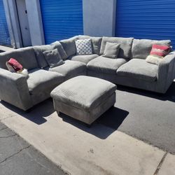 Modern sectional couch gray , very clean,