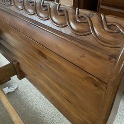 King sized Bedroom Set - 5 Pieces. Hardwood 
