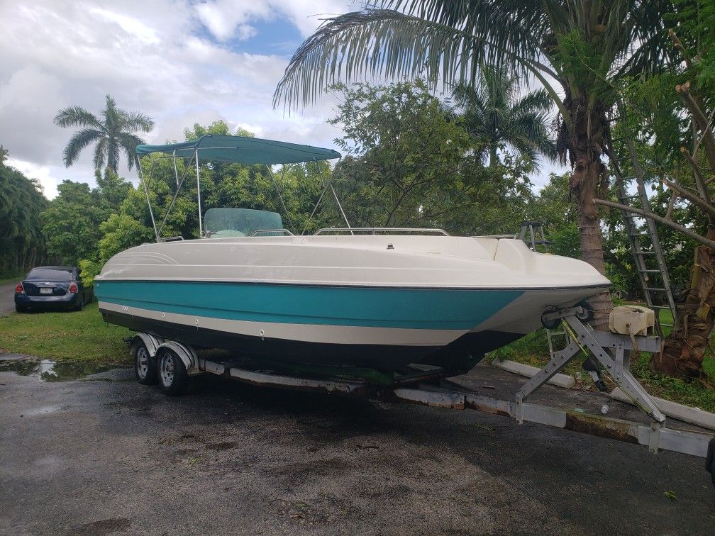 26' Cat Deck Boat. Hugh, engine is a 200 Yamaha SWS 2