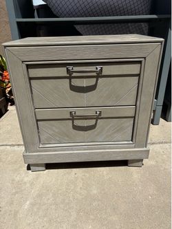 1 Nightstand