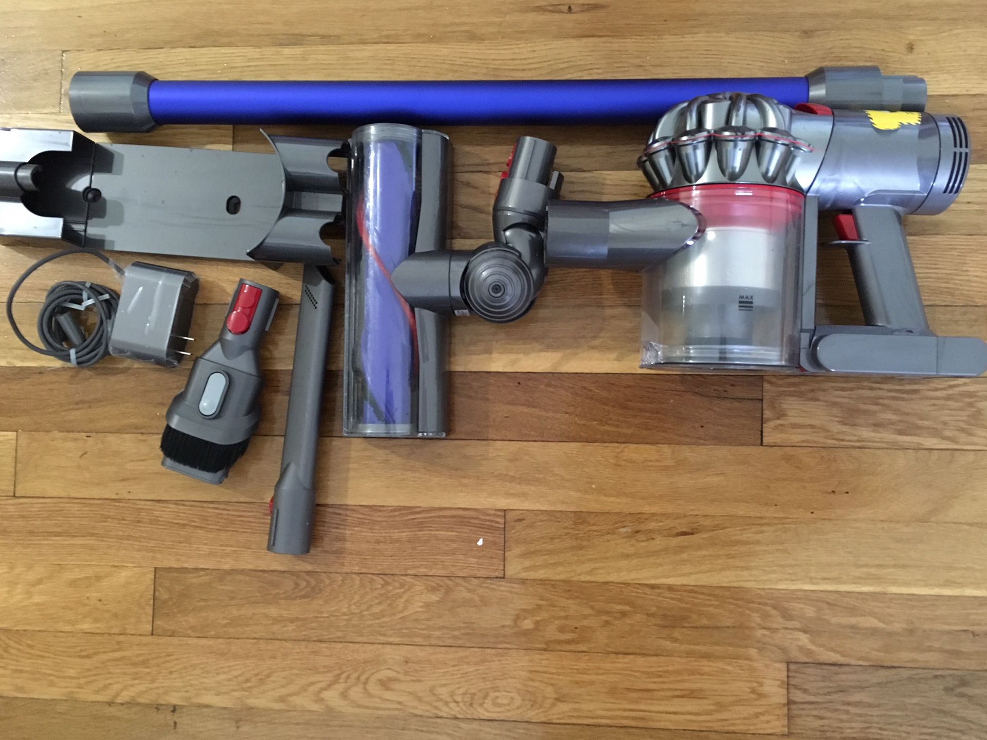 Dyson v7 motorhead cordless vaccum cleaner - new ( without original box )