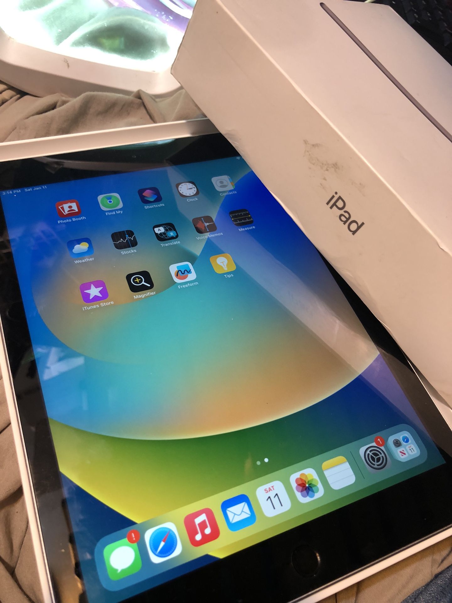 apple ipad 5/32GB all works perfect in box with cable and case $149 firm price