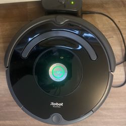 Roomba Robot Vacuum – Like New, Used 2–3 Times, Great Deal 