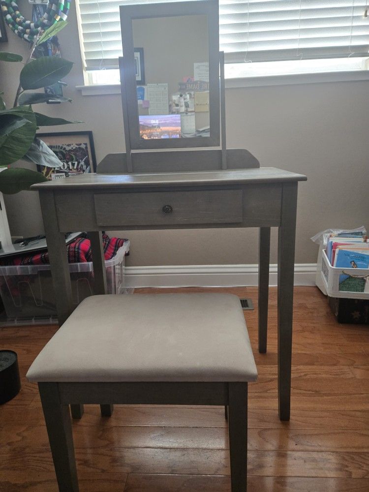 Small Desk With Mirror And Sitting Stool