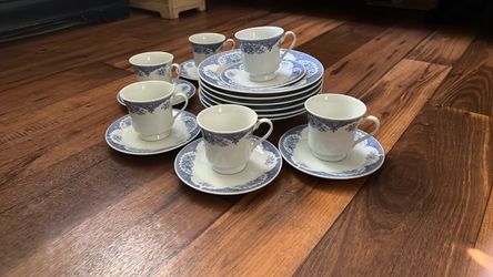 A complete set consisting of coffee cups and saucers, plus large dinner plates, 18 pieces