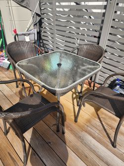 Outdoor Wicker table and 4 chairs