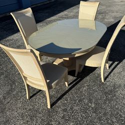 Beautiful Oval 4-chair Dining Table