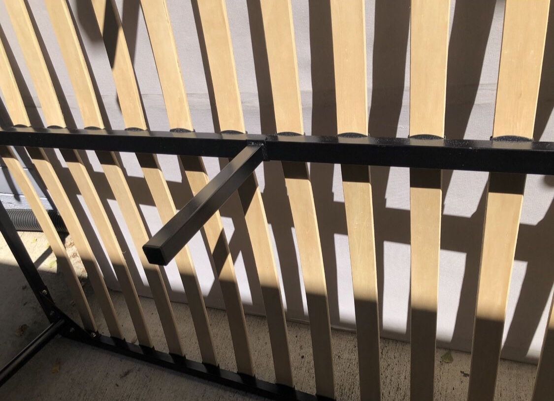 Queen Bed Frame Like New Good Condition No Squeaks