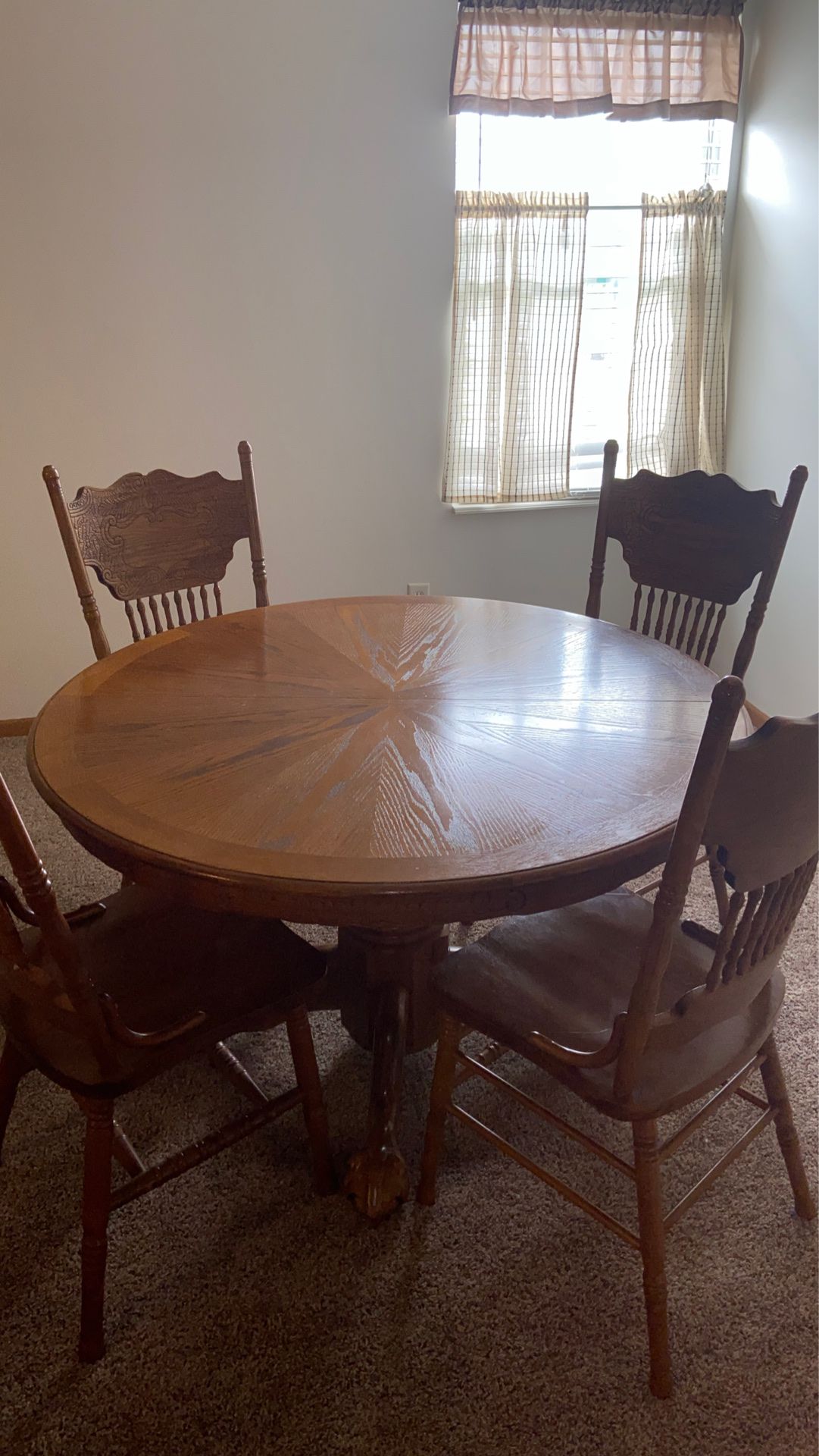 Oak dining room table w/ leaf