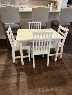 Kids play table and chairs