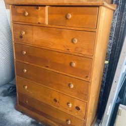 Dresser.     7 Drawers.  