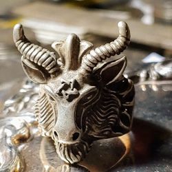 RARE VINTAGE  MASCOT SILVER RING **SIZE 10**WEIGHT 15.5 GRAMS**