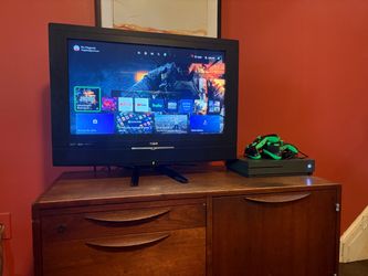 32’ RGA Flat Screen TV w/ Remote (26’ Screen)