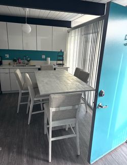 Bob’s Furniture Dining Table Set – Great Condition