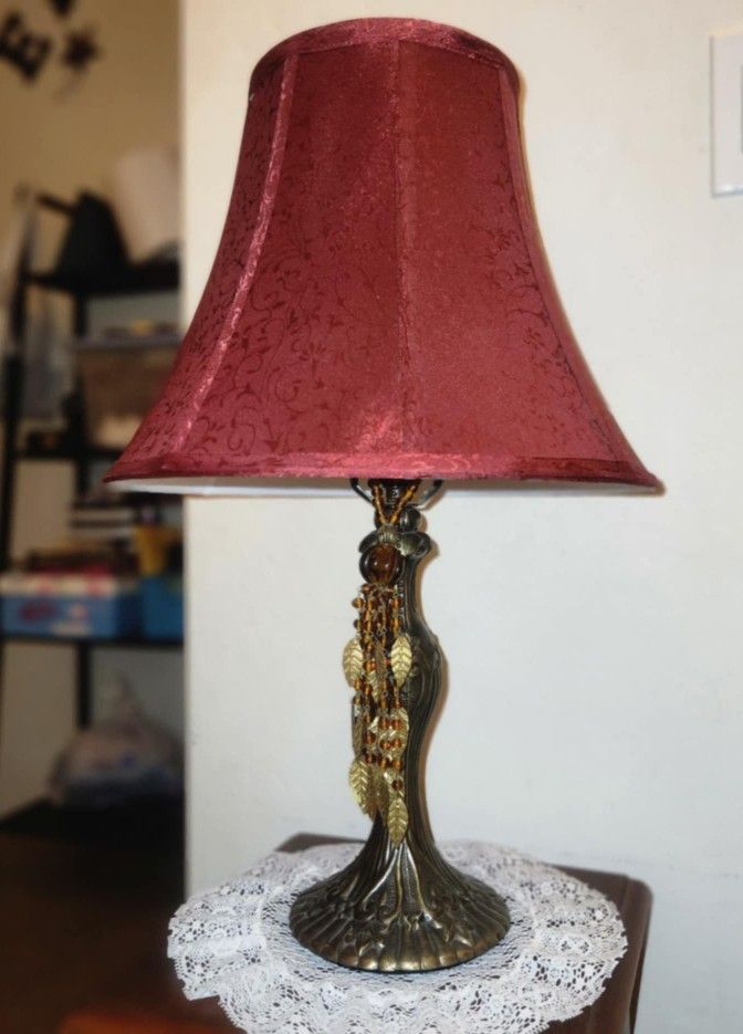 VINTAGE ORNATE SOLID BRASS LAMP BASE BURGUNDY RED DAMASK SHADE AMBER BEADED FRINGE EMBELLISHED SIDE TABLE DECOR DISPLAY