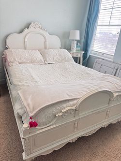 Antique mahogany full bed w/ coordinating nightstand