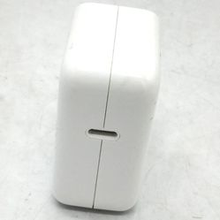 Apple 30 W USB C power adapter with cabke 