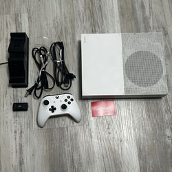 Xbox One S 1TB Console Wireless Controller Charger Dock Bundle Good Condition