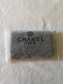 Woman’s wallet on chain