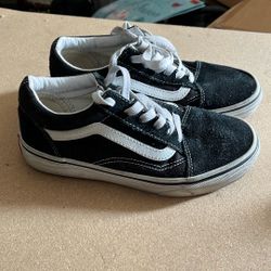 Black and white Old Skool Vans (Little Kids)