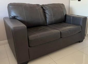 Rarely Used Sleek Dark Gray Leather Loveseat – Modern Comfort & Style 🛋️