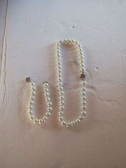 A set of Knotted Faux Pearl Necklace With Faux  Pearls Bracelet